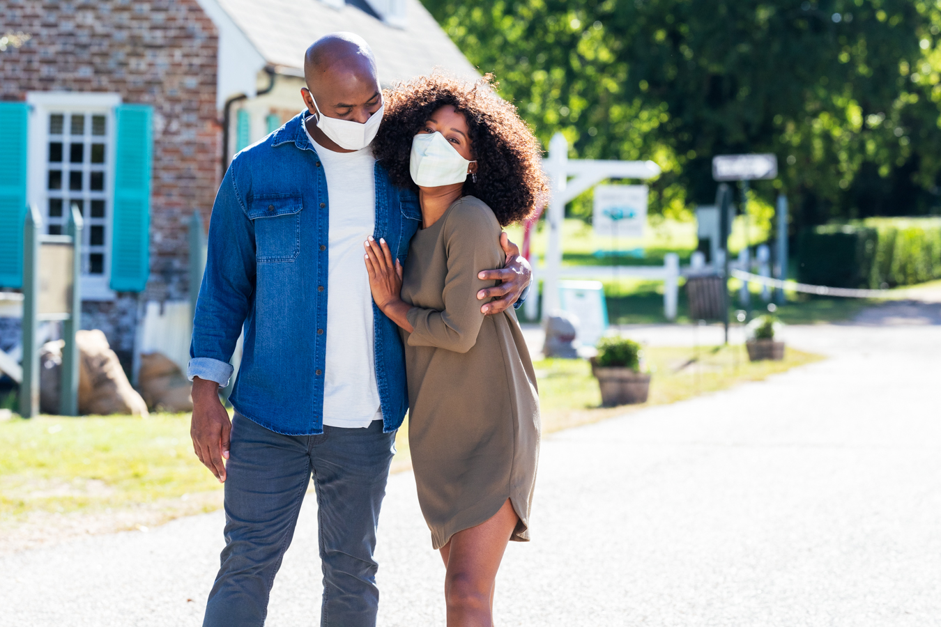 戴着面具的夫妇在Mobjack的咖啡烘焙机前