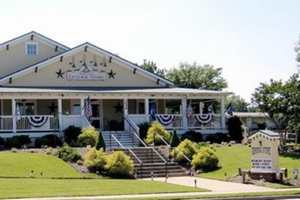 视图从街上。进来吧!