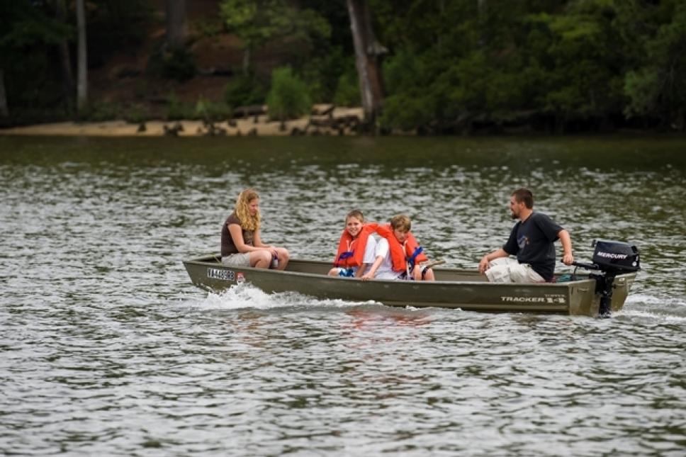 印第安契克霍米尼部族划船在河滨公园