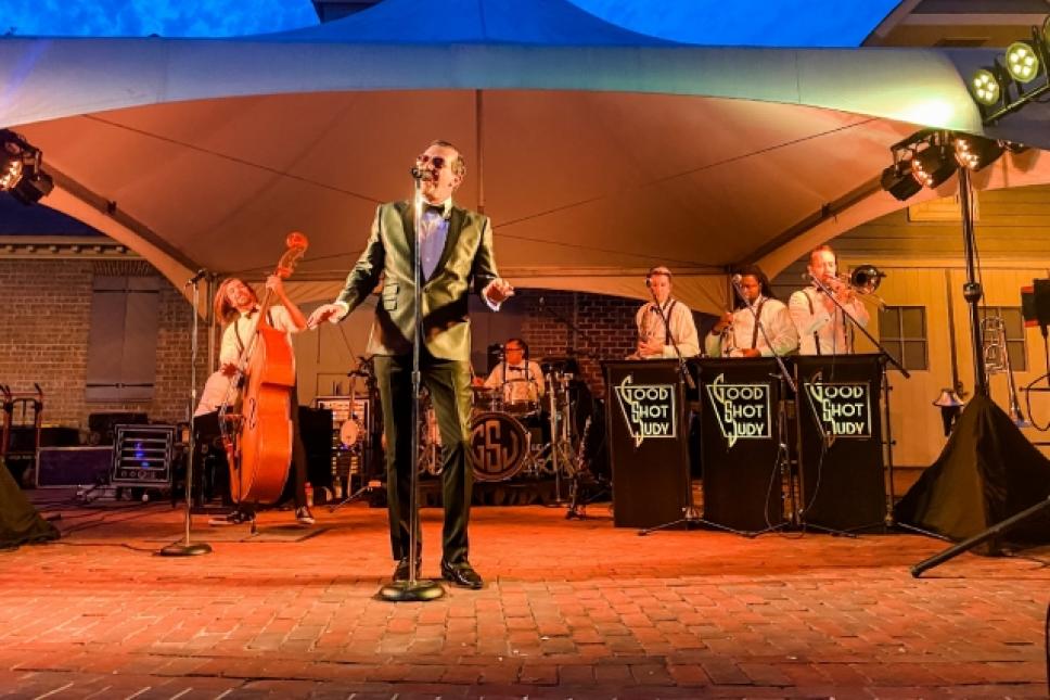 节奏在河边漫步