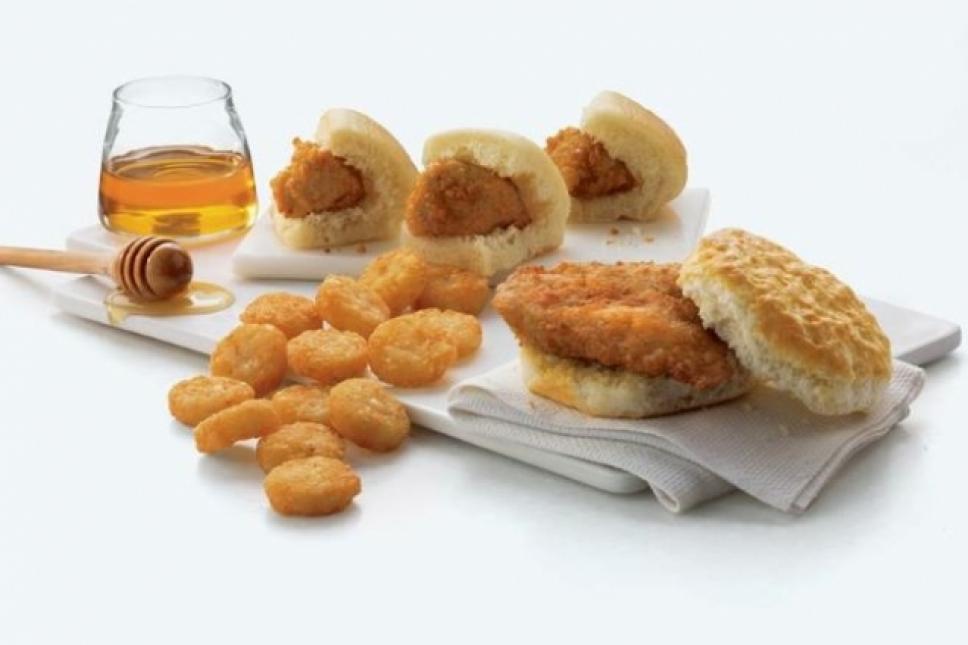 来享受我们著名的无骨鸡胸肉或鸡块的早餐，调味到完美，手工面包屑，并在我们的餐厅新鲜压煮。