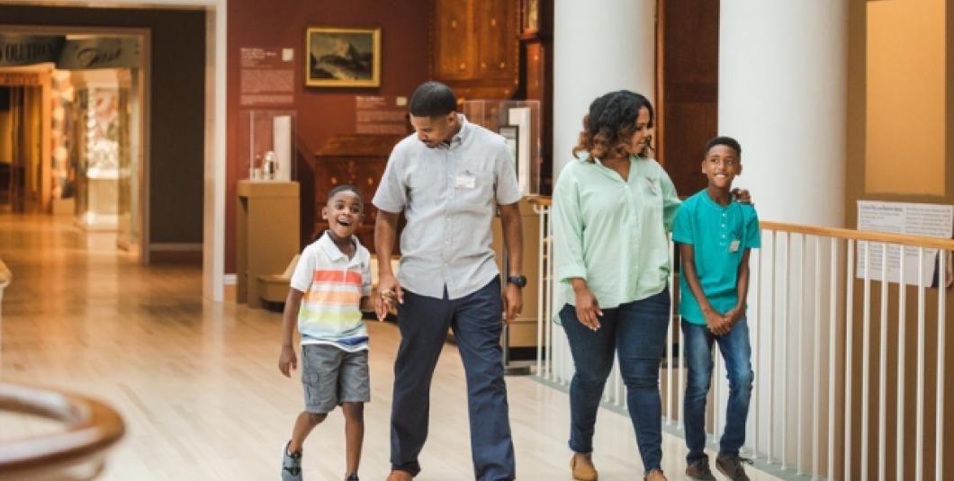 德威特华莱士装饰艺术博物馆——家庭穿过画廊