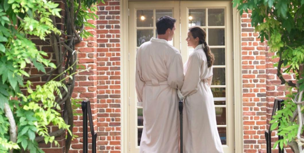 威廉斯堡殖民地温泉酒店入口处的一对情侣