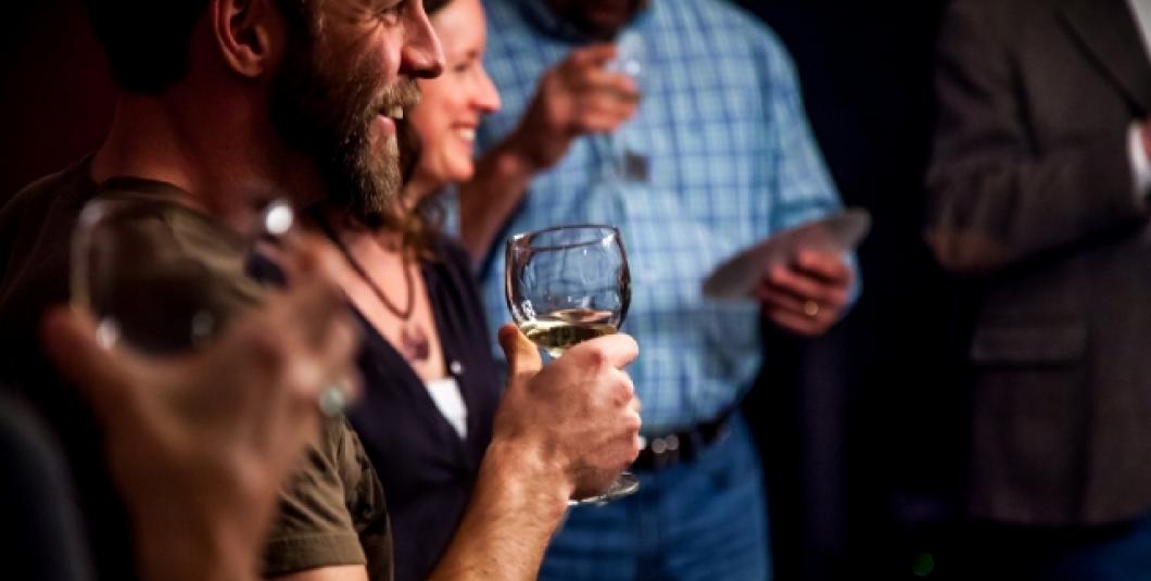 Silver Hand Meadery的老板格伦和雪莉·拉文德正在主持品酒活动。