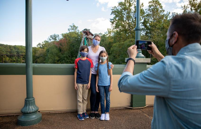 一家人在布希花园桥