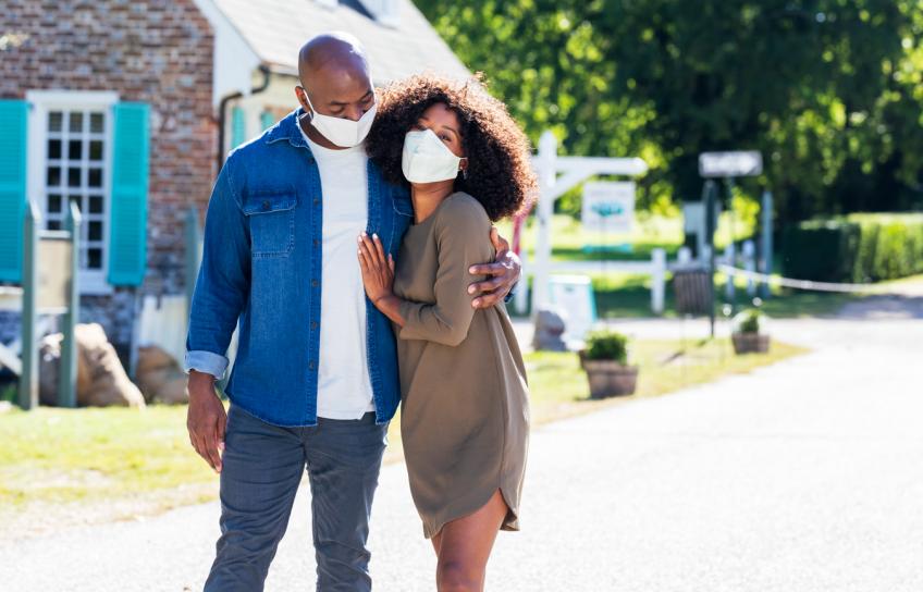 戴着面具在Mobjack咖啡店的年轻情侣