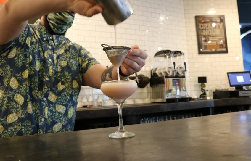 扎克Mayher创建一个鸡尾酒