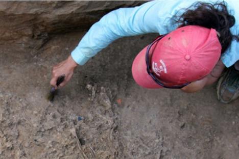 考古学家在当前挖掘现场工作