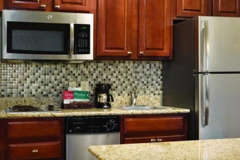 设备齐全的厨房在每个套件