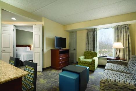 所有套房酒店——独立的卧室和起居室