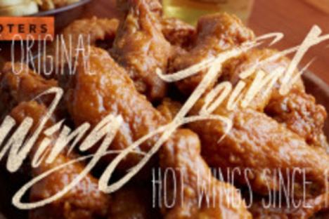 这一切都源于翅膀。你不会错的盘子这些扔在任何一个超级美味的招牌酱汁。