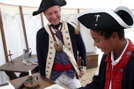 美国传统的年度通过- L: iving-History在约克城在美国革命博物馆