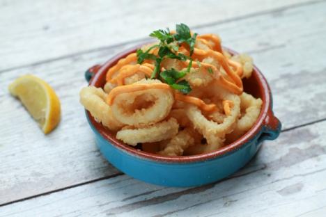 炸鱿鱼配蒜泥酱