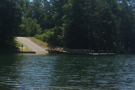 船在小溪水库公园斜坡