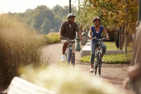 租一辆自行车，骑着它穿过河滨步道或探索战场之旅!