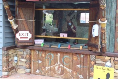 所有人都有面部防护和洗手液!