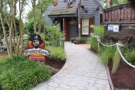 这里从头到尾都是社交距离标记!