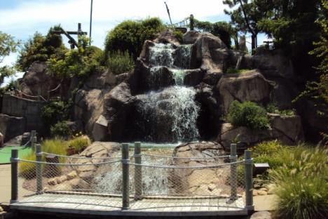 漫步在桥梁和瀑布之间……