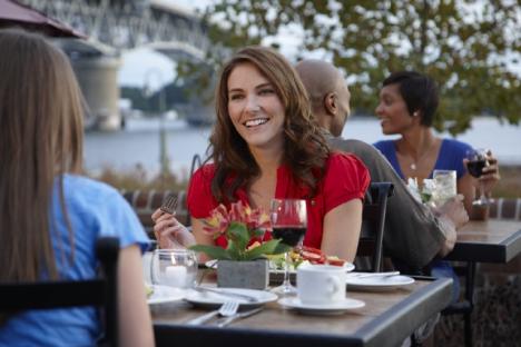 滨河步道餐厅提供了一个漂亮的室内和室外座位选择高档菜单