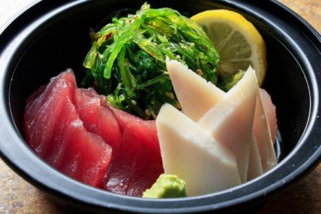 日本餐厅Umi寿司供应清酒，啤酒，李子酒，寿司，沙拉，和标志性的韩国菜拌饭。