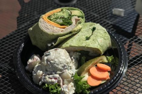 除了它的招牌蛋糕，胡萝卜树提供了一个美味的午餐菜单卷，汤，沙拉，和其他新鲜的选择