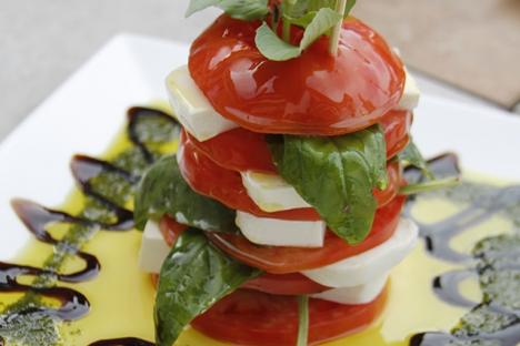 水街格栅提供从鱼玉米卷到美食通心粉的一切;奶酪到特色披萨。