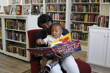 在约克镇书店，你可以花几个小时浏览便宜的旧书。