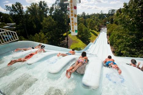 挑战你的朋友在Nitro Racer®六车道高速公路上进行身体冲浪战斗，看看谁在底部赢得了吹牛的权利。