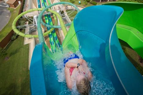 准备好在美国水之国的史诗般的下降滑梯上滑动你的生活:消失点®