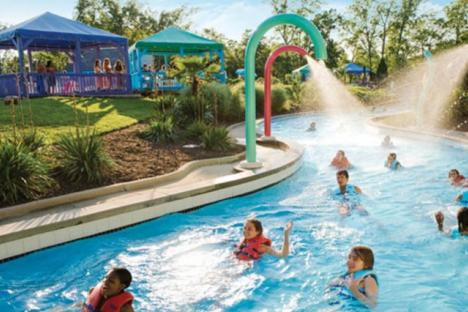 带上你的家人，一起勇敢地面对激流——处理疯狂的弯道、隧道、瀑布和超级浸泡的大炮。