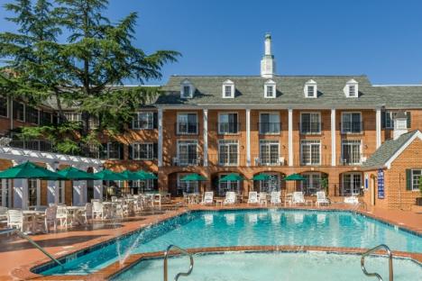 加热的户外游泳池