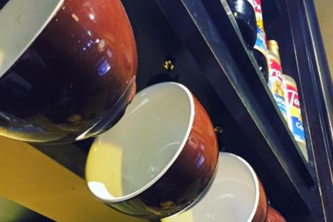 等着亲吻的杯子