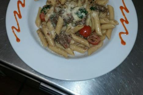 意面配香肠和西兰花!午餐和晚餐特价每天运行!