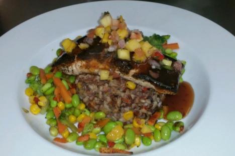 野米饭和三文鱼!浇上芒果莎莎酱!!