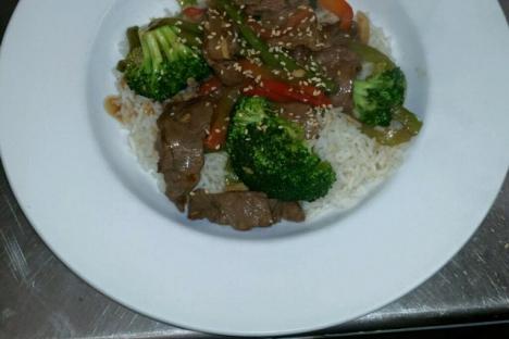 牛肉炒晚餐特餐!