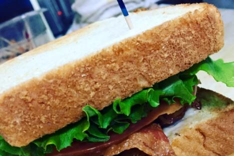 这是一个华丽的BLT!!你也可以买一份BBLT(为那些培根爱好者准备的!)