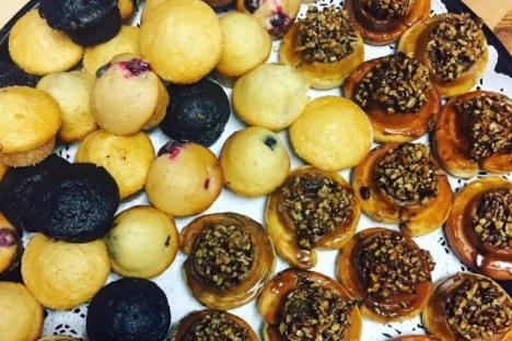 餐饮早餐托盘充满了核桃粘面包和各种迷你松饼!!