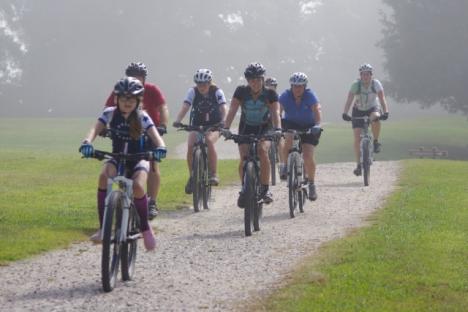 步道包括多用途，徒步旅行和山地自行车专用