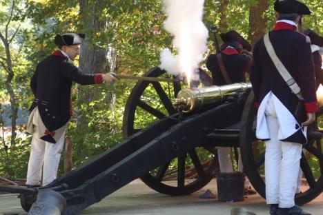 约克镇胜利中心每天都举行火炮射击示威。
