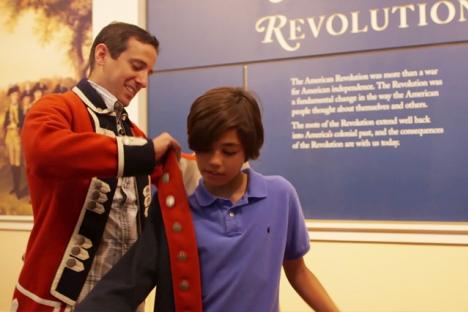 在约克镇胜利中心试穿独立战争时期的制服。