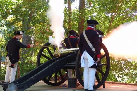 约克镇胜利中心每天都举行火炮射击示威。