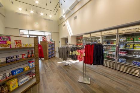 客人的市场抓住那些最后一分钟需要的物品和快速食品