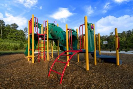 孩子们可以玩户外操场上玩耍