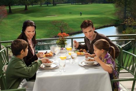 在殖民地威廉斯堡家庭享受午餐# 039;黄金马蹄高尔夫俱乐部