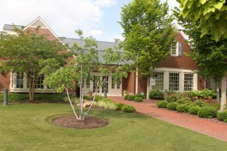 阿姨M's American Cottage酒店距离Yorktown's免费停车场仅几步之遥，毗邻Ben &杰瑞# 039;。