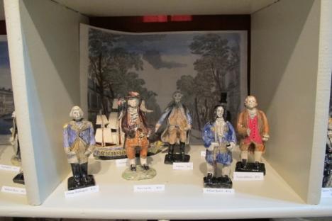 黑狗画廊提供迷人的安德里亚•Kashanipour陶瓷历史人物