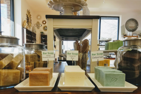 天然肥皂给他,她完全天然的肥皂