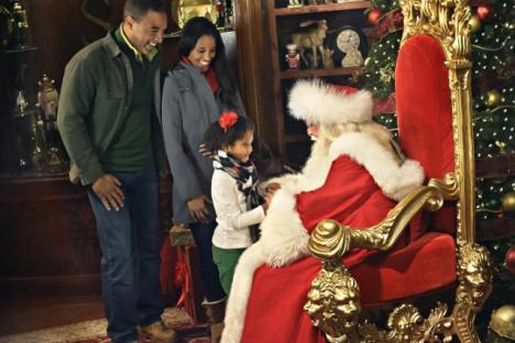 客人们可以参观圣诞老人在北极美丽的工作室。