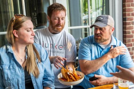 我们的美食导游向我们的客人解释这道美味的菜肴的历史。