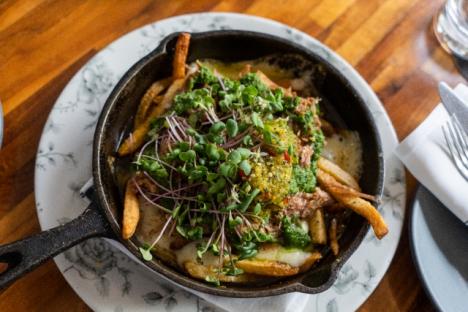 上世纪六七十年代，这道法国穷人菜风靡全球。在历史悠久的威廉斯堡了解更多关于食物的历史!